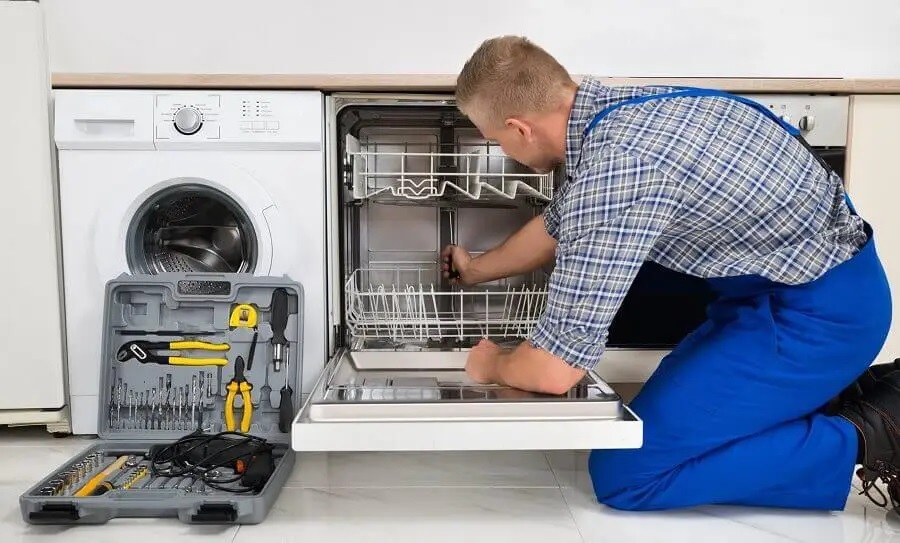 Güdül Luxell servisi teknisyen ekibi beyaz eşya tamiri yaparken